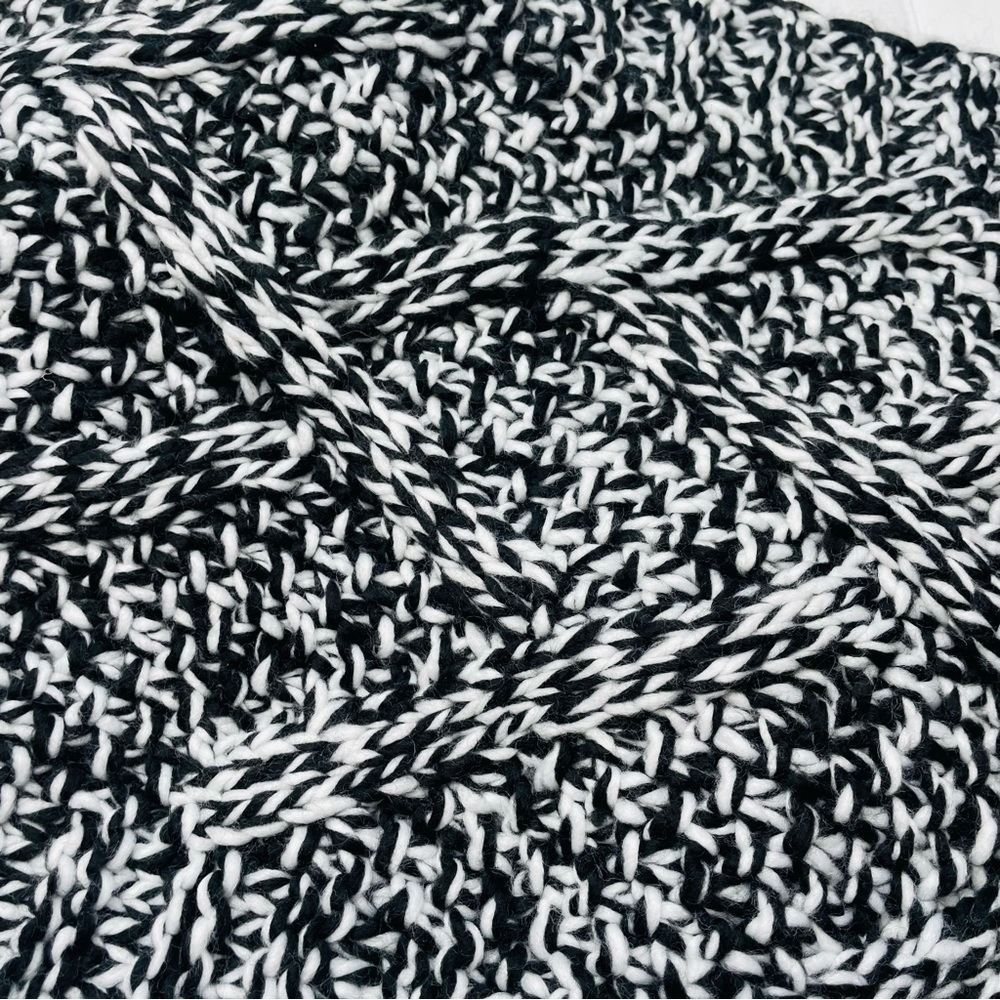 𝅺H&M NWOT Chunky Cable Knit Scarf in Black and White - Bundle & Save! - Picture 3 of 8